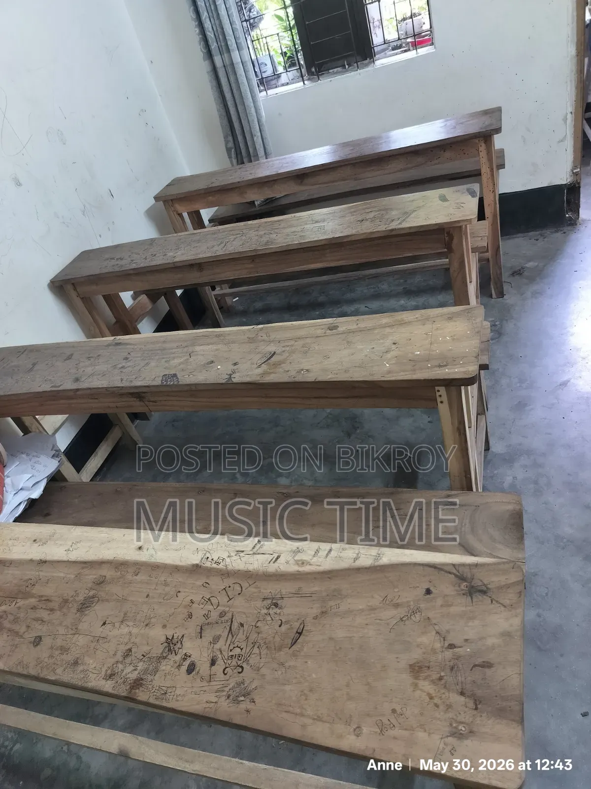 পাঁচটি পড়ার বেঞ্চ বিক্রি করা হবে।