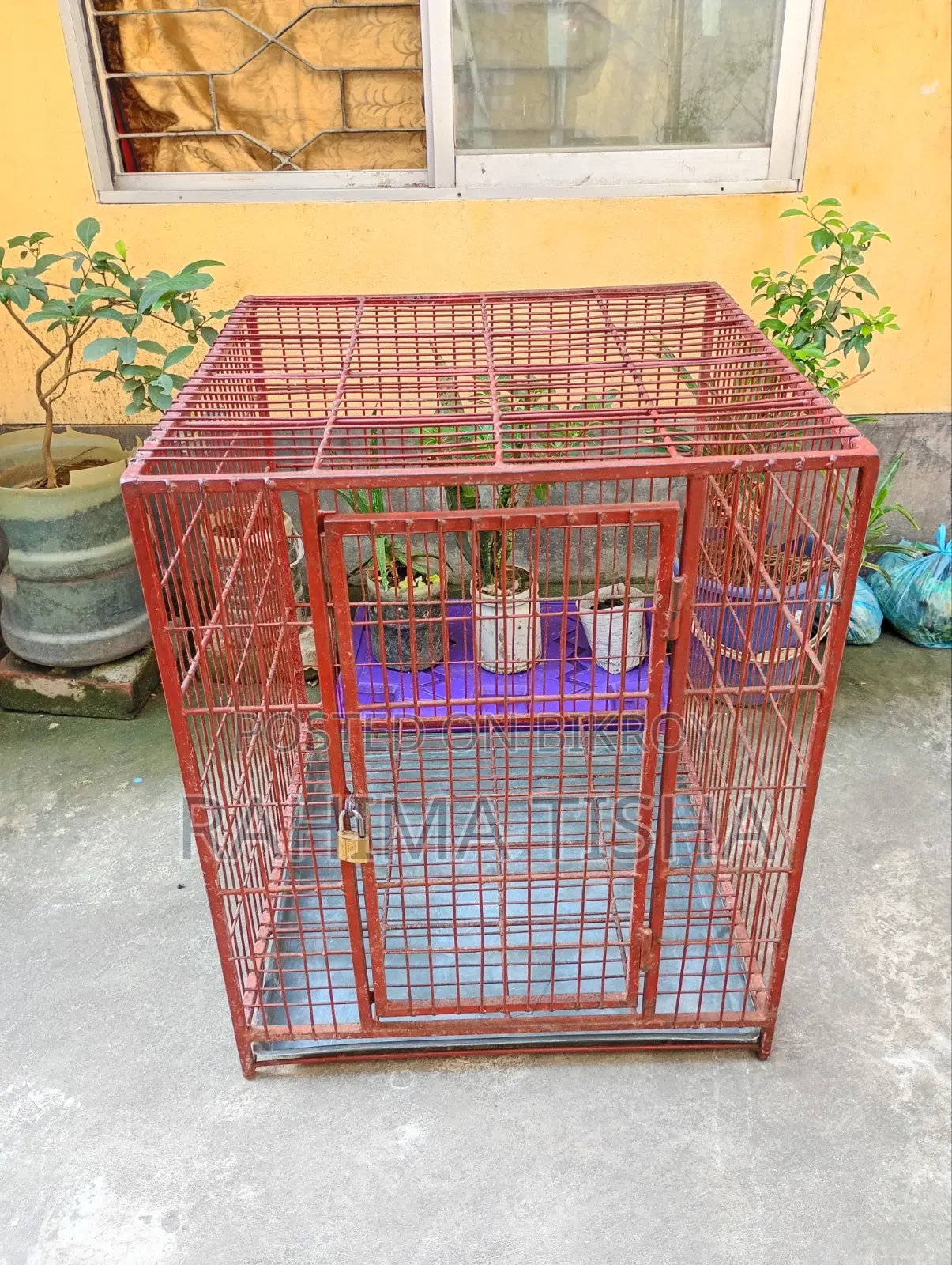 পোষাপ্রাণী, মুরগি, পাখি, ইত্যাদি পালানোর জন্য রডের মজবুত খাঁচা।