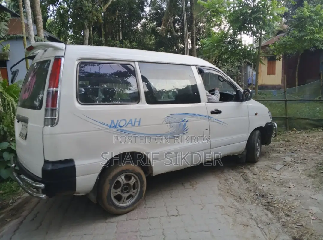 Toyota Noah 2.0 AWD (8 Seater) 2003 White