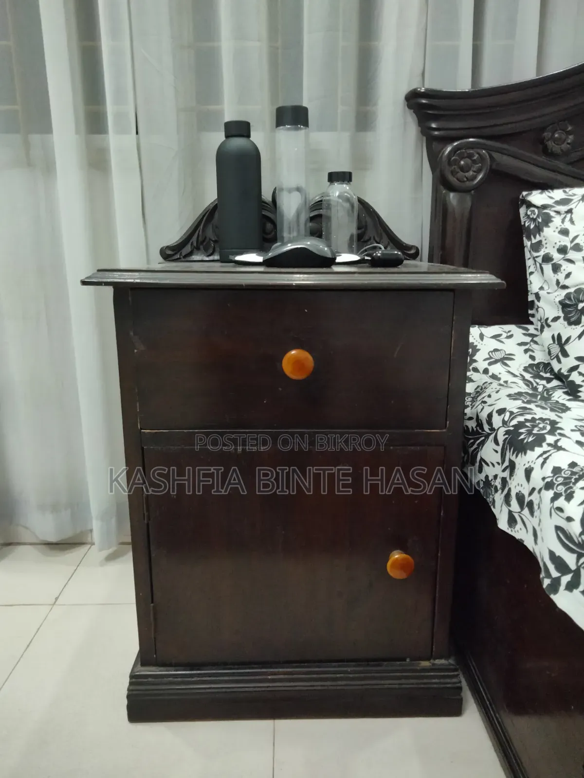 বেডসাইড টেবিল