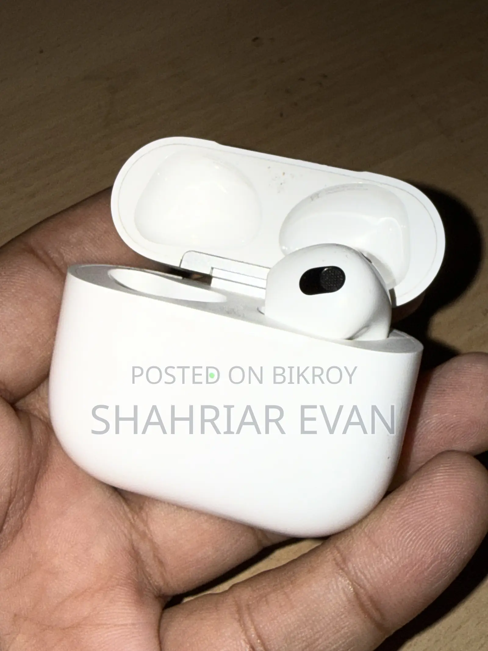 Airpod 2nd Gen Charging Case With Right Bud (Iowa)
