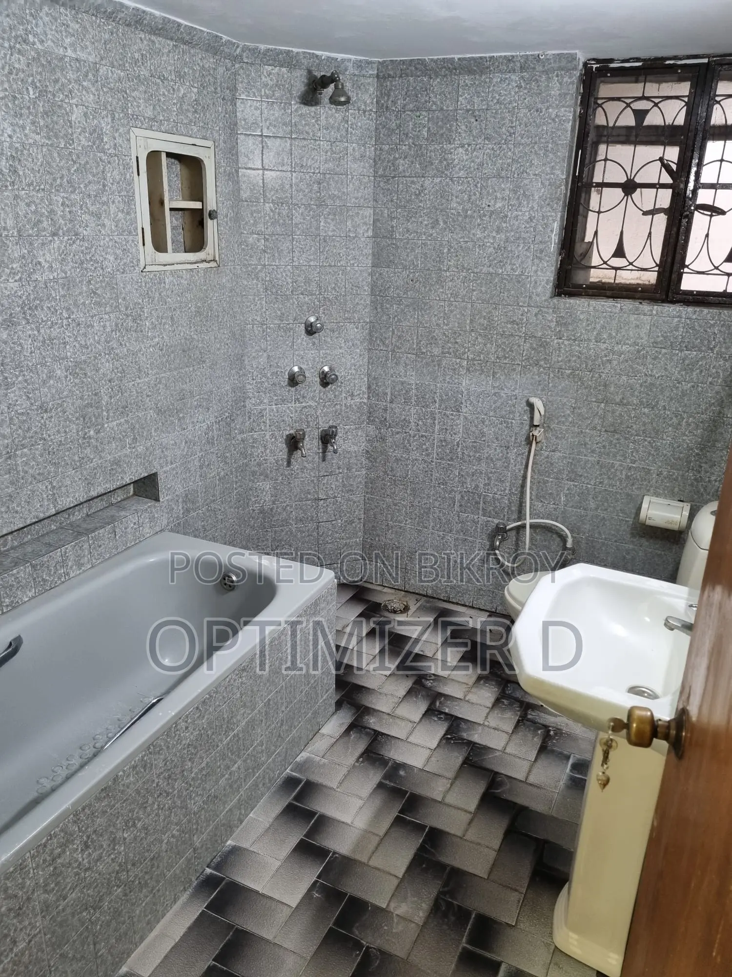 3-bedroom Apartment in 2000 Sft Apartment for rent