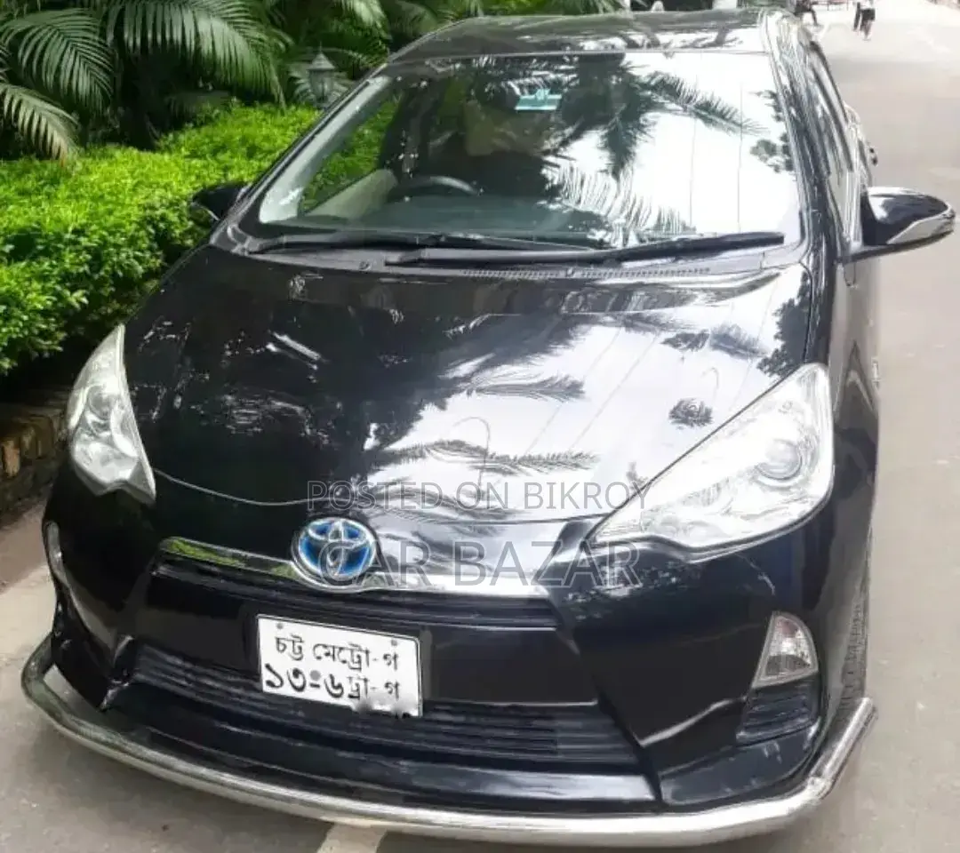 টয়োটা অ্যাকুয়া ২০১২ কালো