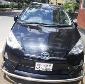 টয়োটা অ্যাকুয়া ২০১২ কালো