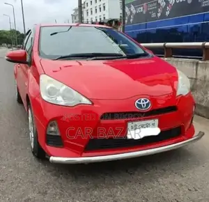 টয়োটা অ্যাকুয়া ২০১৩ লাল