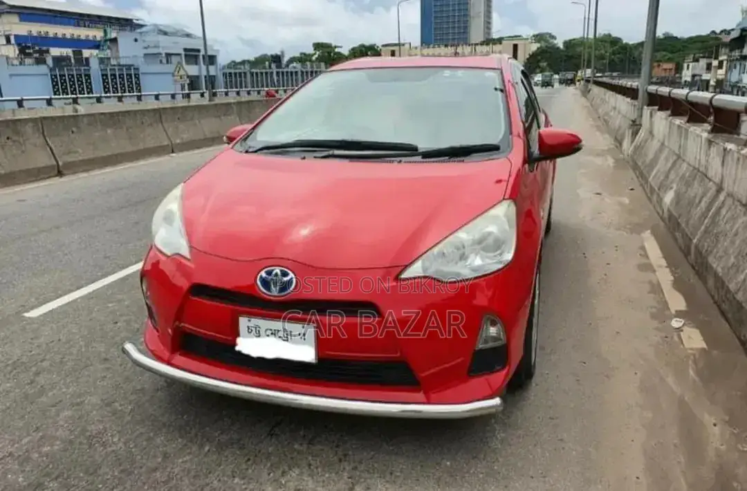 টয়োটা অ্যাকুয়া ২০১৩ লাল