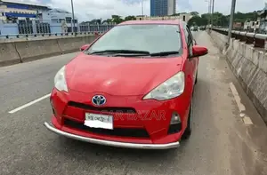 টয়োটা অ্যাকুয়া ২০১৩ লাল