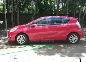 টয়োটা অ্যাকুয়া ২০১৩ লাল