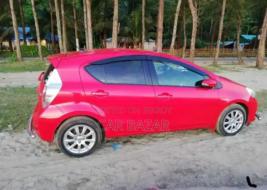 টয়োটা অ্যাকুয়া ২০১৩ লাল