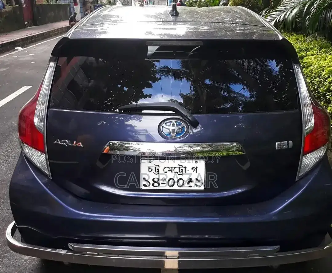 টয়োটা অ্যাকুয়া ২০১৫ নীল