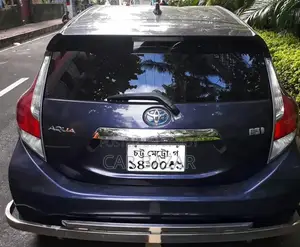 টয়োটা অ্যাকুয়া ২০১৫ নীল