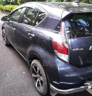 টয়োটা অ্যাকুয়া ২০১৫ নীল