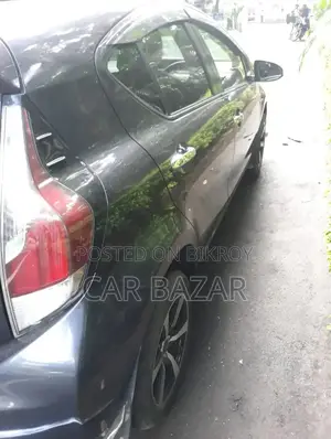 টয়োটা অ্যাকুয়া ২০১৫ নীল