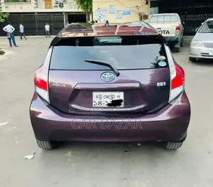 টয়োটা অ্যাকুয়া ২০১৬ মেরুন