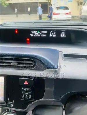 টয়োটা অ্যাকুয়া ২০১৬ মেরুন