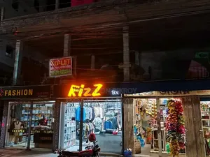 বাণিজ্যিক স্পেস ভাড়া হইবে!!