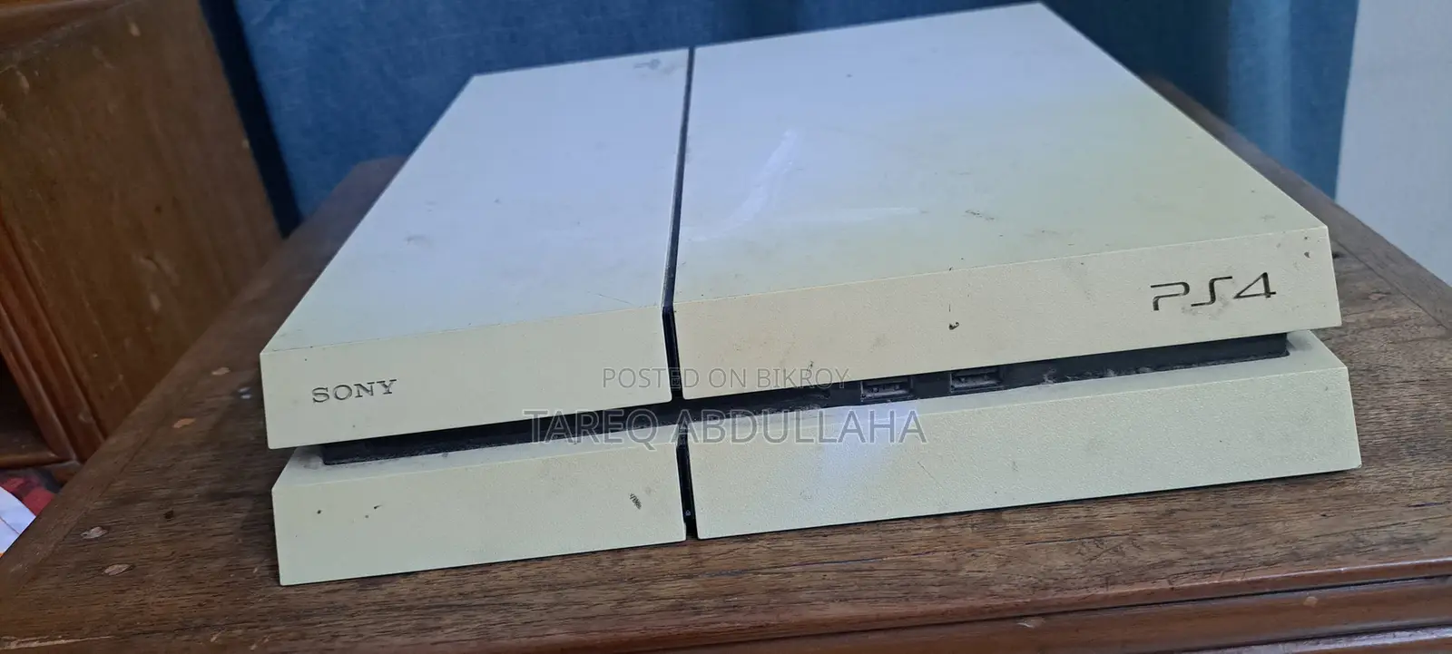 Sony Ps4 With 2 Controlers Urgent Sell
