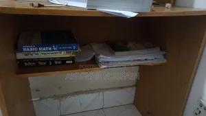 পড়ার টেবিল এবং চেয়ার