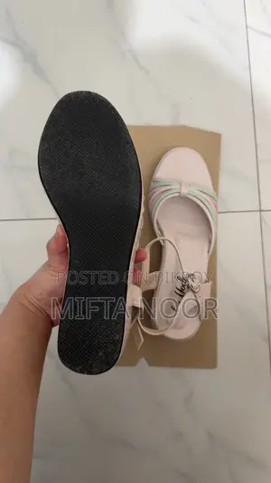Brand New Ladies Heel (Size: 10)