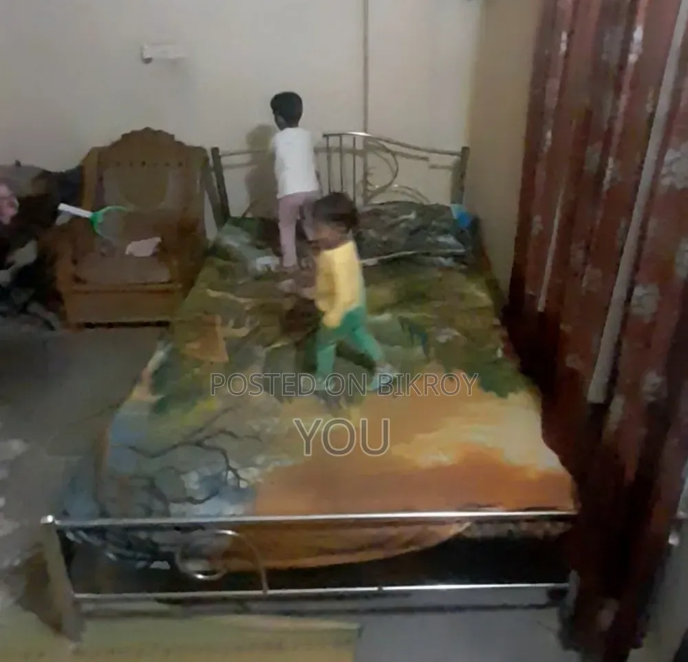 খাটটি পুরোনো কিন্তু অনেক মজবুদ