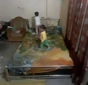 খাটটি পুরোনো কিন্তু অনেক মজবুদ
