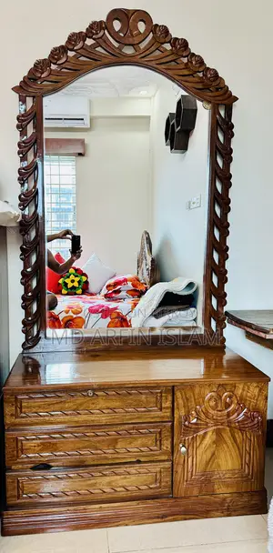 ** ড্রেসিং টেবিল **