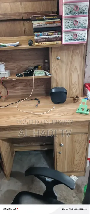জরুরি এই পড়ার টেবিলটি বিক্রি হবে