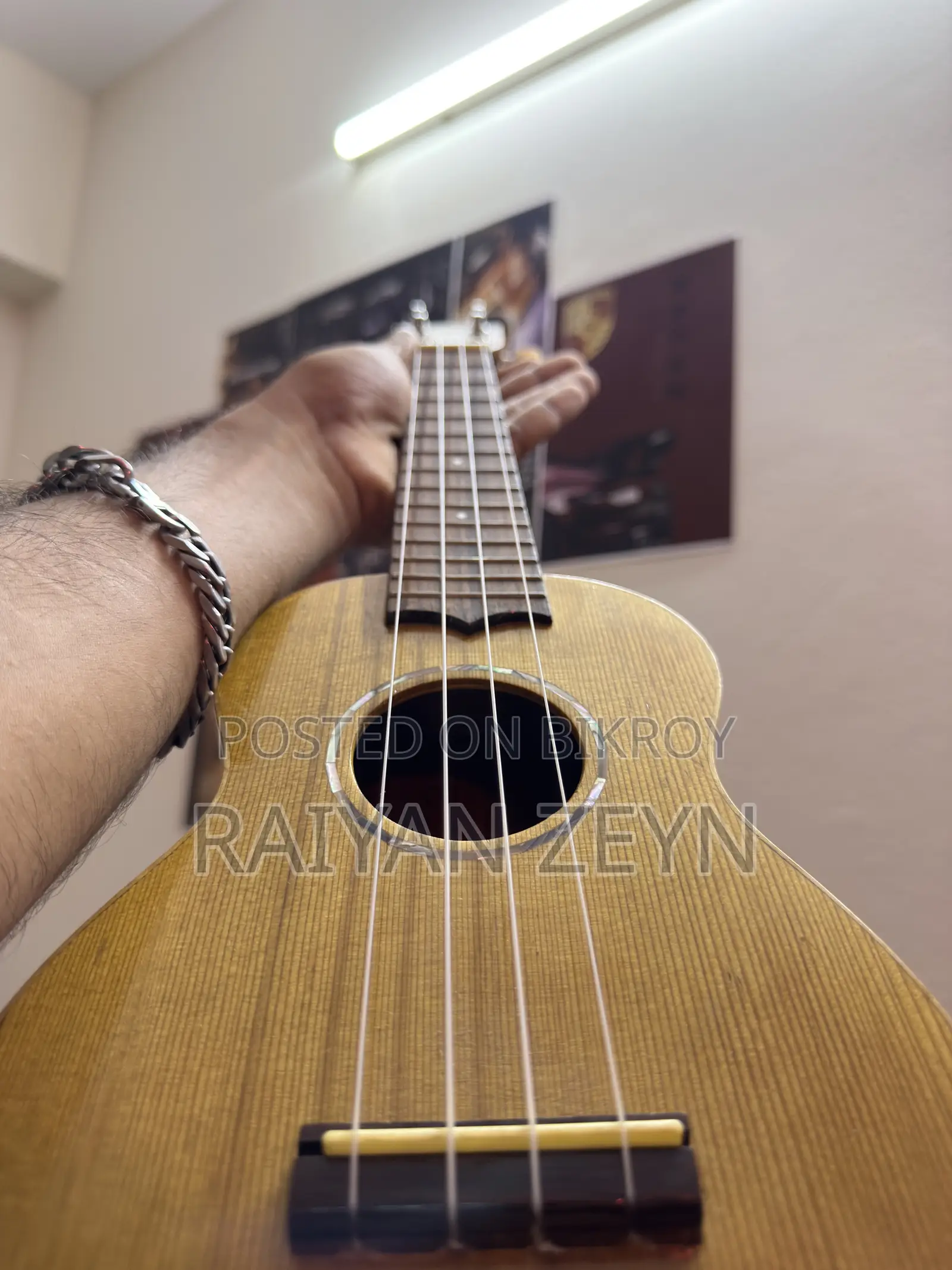জরুরি ভিত্তিতে ইউকুলেলে বিক্রি