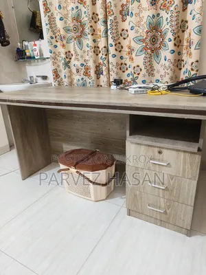 বড় অফিস টেবিল