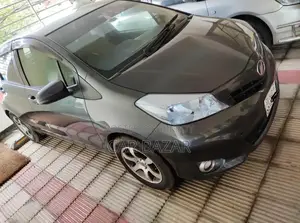 Toyota Vitz 1.0 Front-Wheel Drive 5-Door 2011 Gray