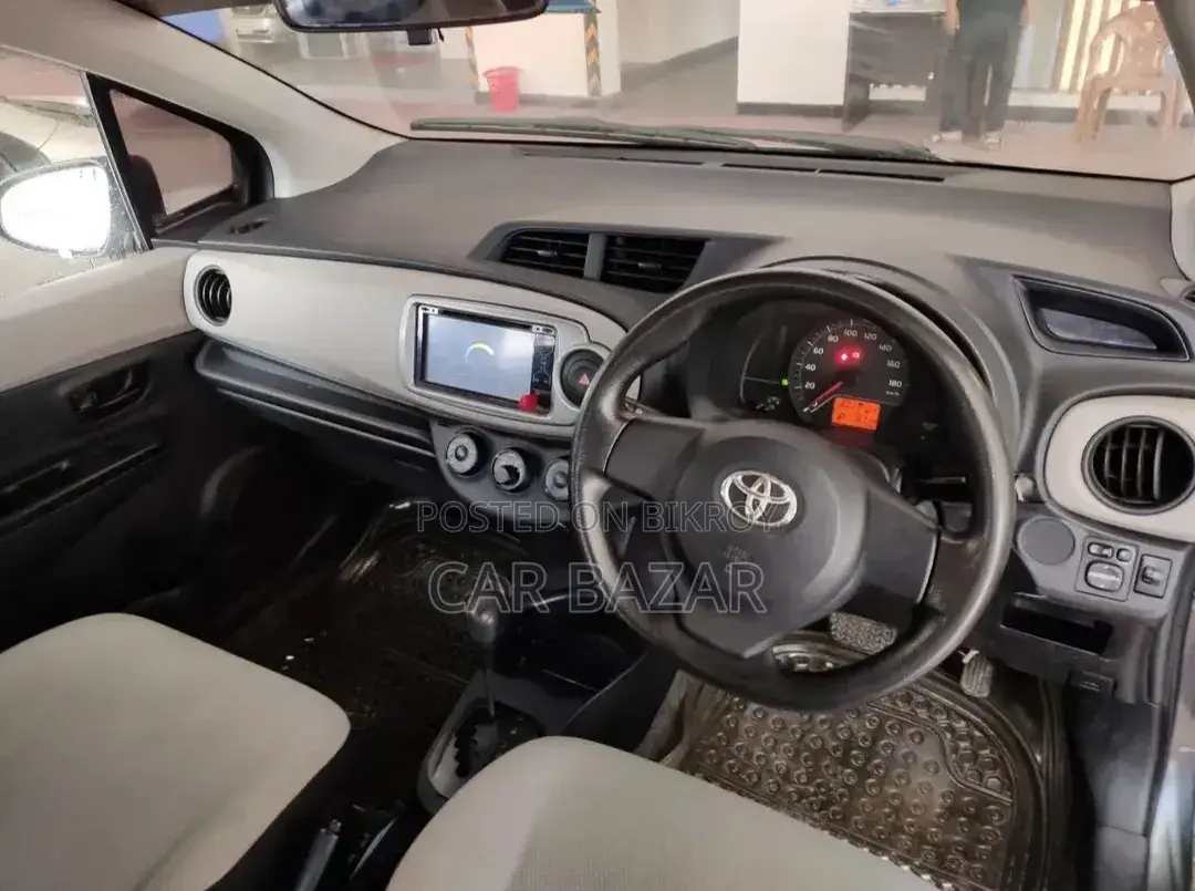 Toyota Vitz 1.0 Front-Wheel Drive 5-Door 2011 Gray