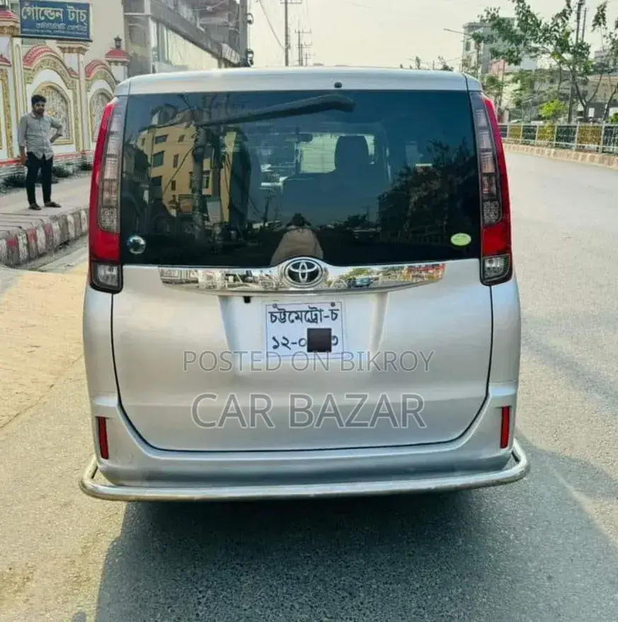 Toyota Noah 2.0 AWD (8 Seater) 2016 Silver