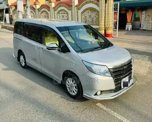 Toyota Noah 2.0 AWD (8 Seater) 2016 Silver