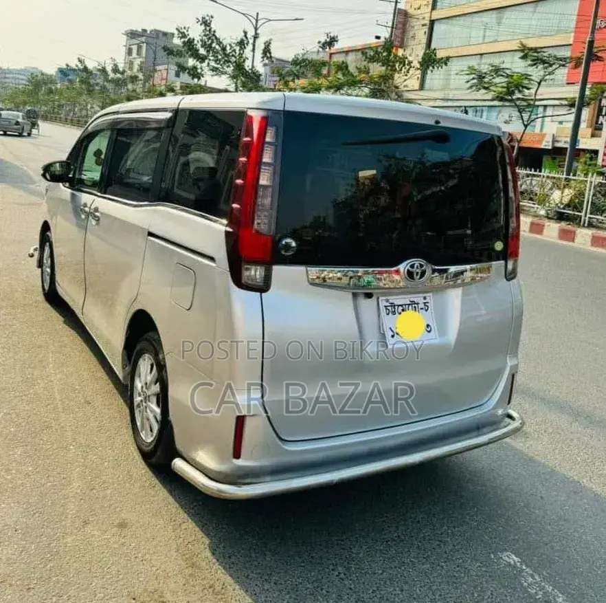 Toyota Noah 2.0 AWD (8 Seater) 2016 Silver