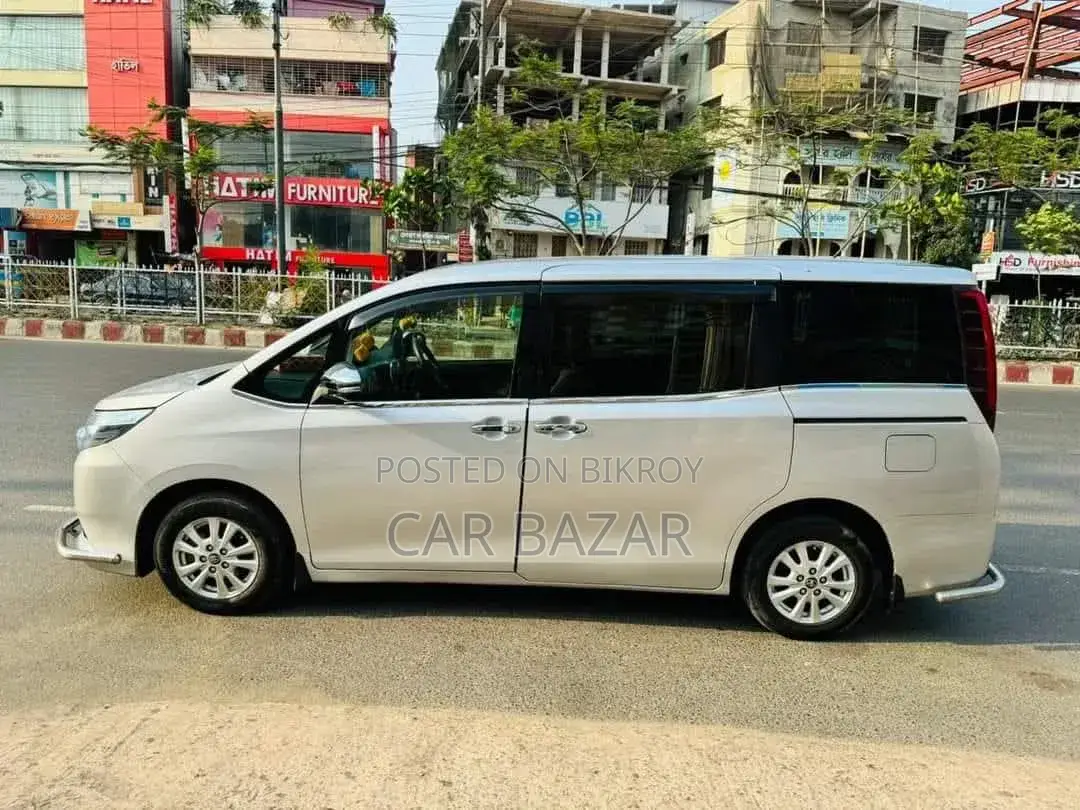 Toyota Noah 2.0 AWD (8 Seater) 2016 Silver