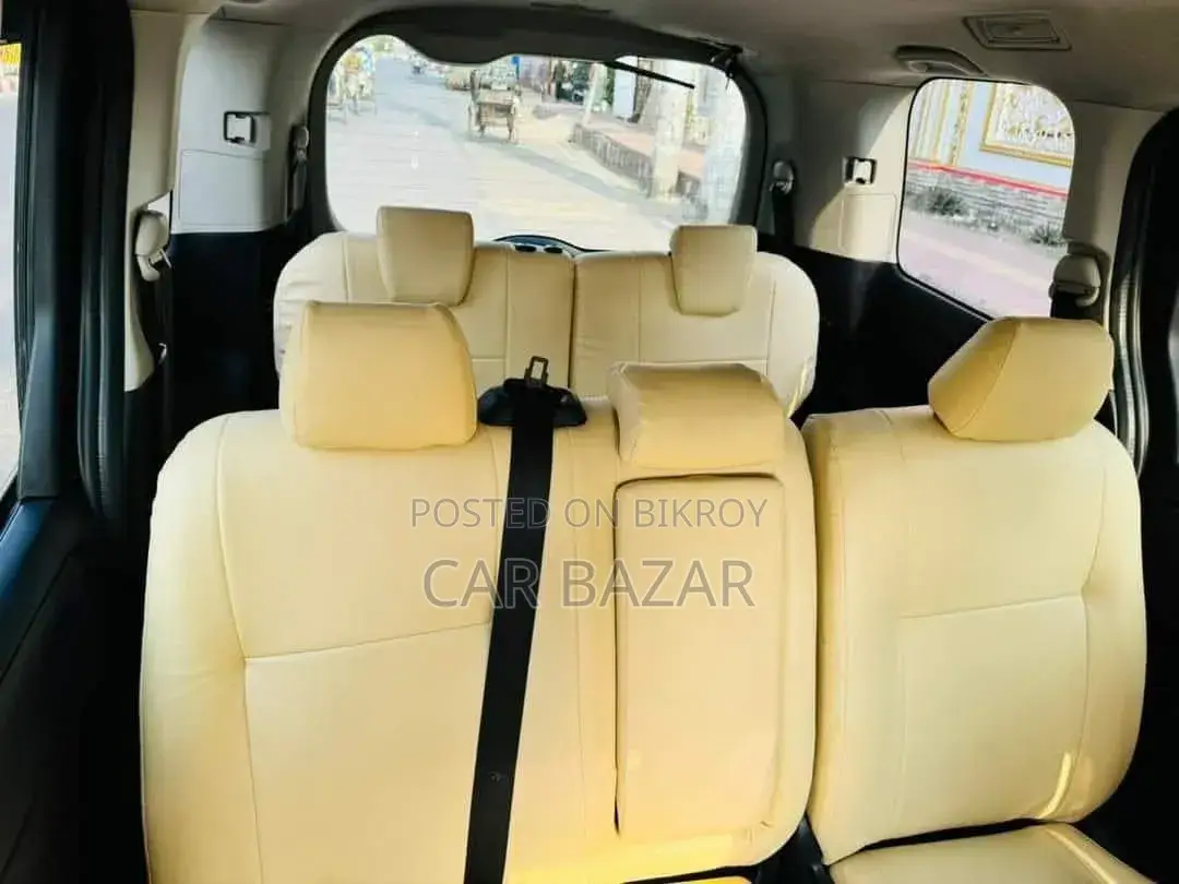 Toyota Noah 2.0 AWD (8 Seater) 2016 Silver