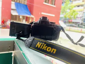 Camera Auto Lens is broken but manual is fine, takes pictures well