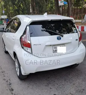 টয়োটা অ্যাকুয়া ২০১৫ সাদা