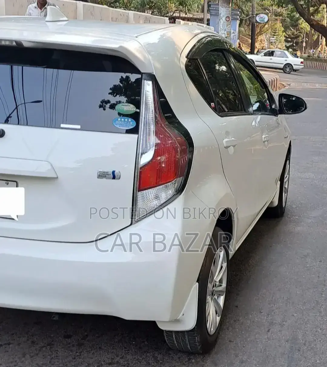 টয়োটা অ্যাকুয়া ২০১৫ সাদা