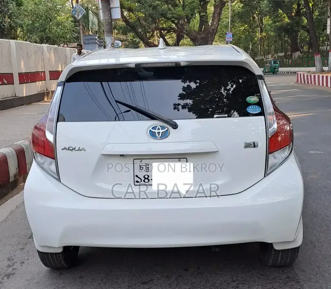 টয়োটা অ্যাকুয়া ২০১৫ সাদা