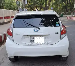 টয়োটা অ্যাকুয়া ২০১৫ সাদা