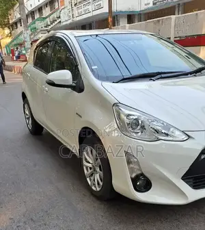 টয়োটা অ্যাকুয়া ২০১৫ সাদা