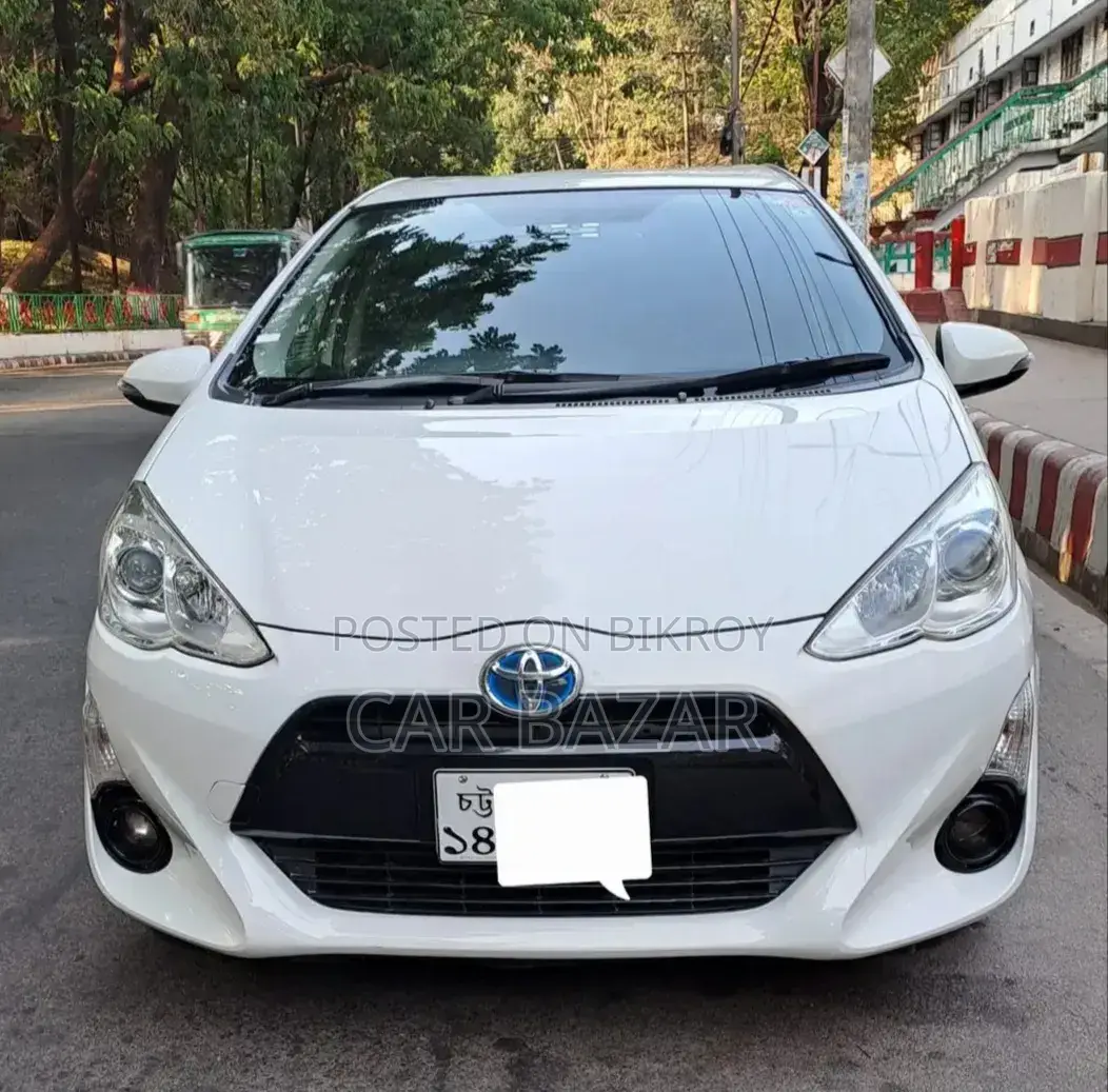 টয়োটা অ্যাকুয়া ২০১৫ সাদা