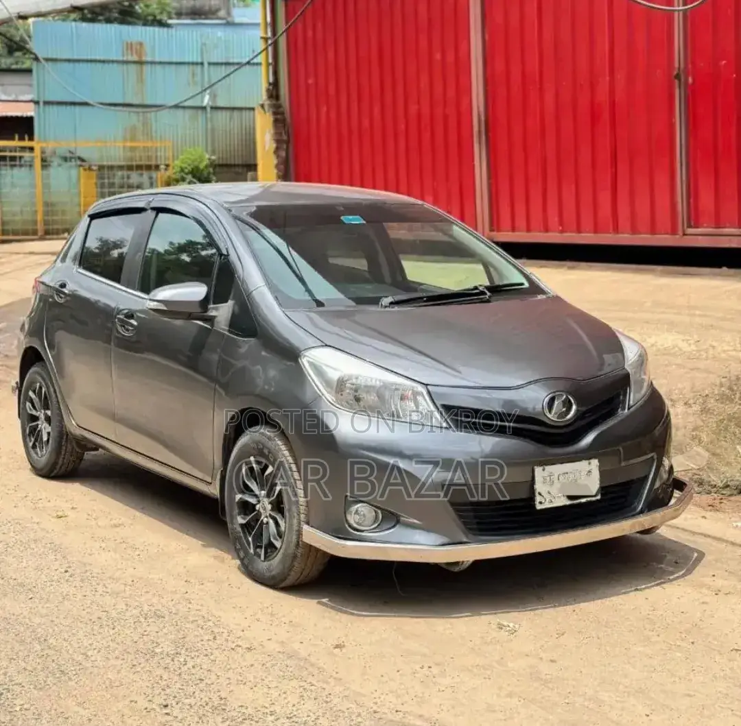 Toyota Vitz 1.0 Front-Wheel Drive 5-Door 2011 Gray