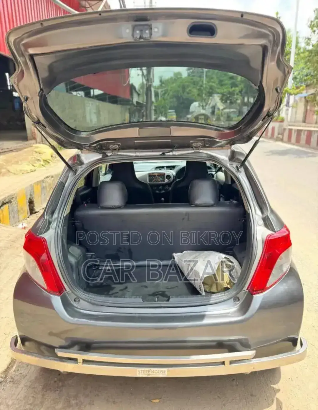 Toyota Vitz 1.0 Front-Wheel Drive 5-Door 2011 Gray