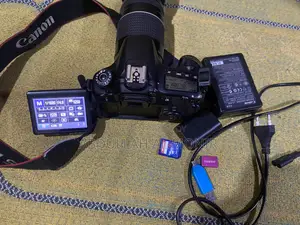 Canon 60D Camera 75-300mm Lens Flash