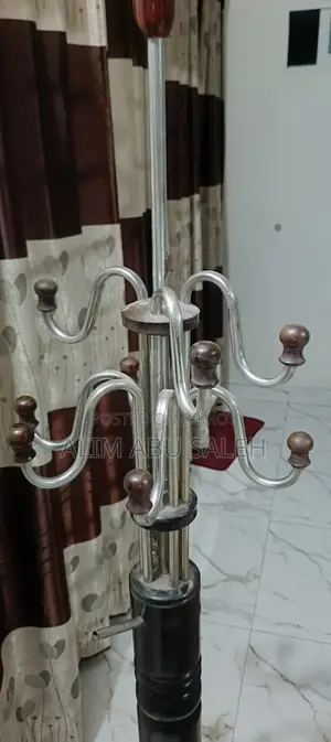 কাঠ এবং স্টিলের আকর্ষণীয় ক্লোথ হ্যাঙ্গার স্ট্যান্ড