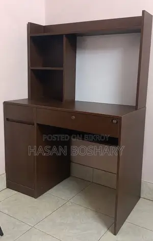 একটি সুসংরক্ষিত রিগ্যাল রিডিং টেবিল যার সাথে হোয়াইট বোর্ড সংযুক্ত আছে।