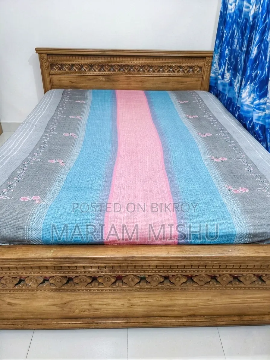 কাঠের খাট ৫ বাই ৭ ফিট