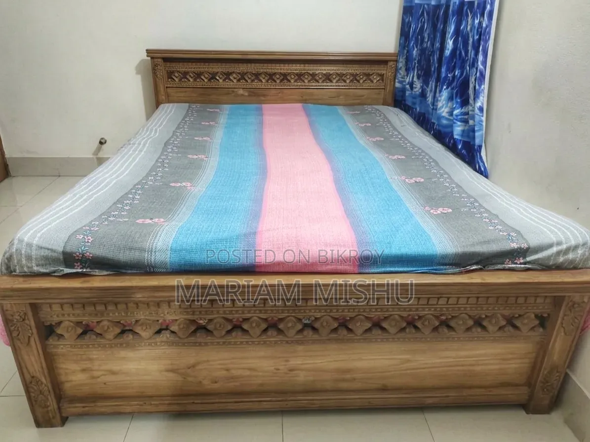 কাঠের খাট ৫ বাই ৭ ফিট